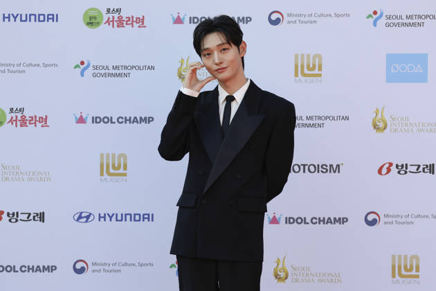 red carpet at Seoul Drama Awards in South Korea South Korean singer and actor Yoon Ji-sung poses for photos on the red carpet during the 21st Seoul International Drama Awards in Seoul, South Korea, on October 08, 2026. Seoul South Korea  Copyright: xMatrixxImages JungxUi-Chelx