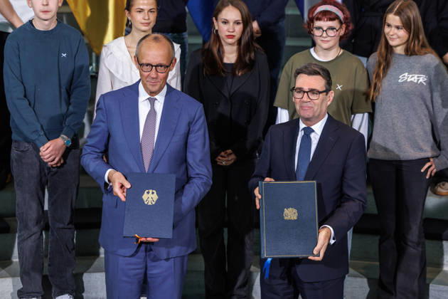 Austausch der Ratifizierungsurkunden des Kensington Vertrags durch den Bundeskanzler Friedrich Merz (CDU) und den Premierminister des Vereinigten Königreichs Großbritannien und Nordirland, Andrew Burnham Austausch der Ratifizierungsurkunden des Kensington Vertrags durch den Bundeskanzler Friedrich Merz (CDU) und den Premierminister des Vereinigten Königreichs Großbritannien und Nordirland, Andrew Burnham in Berlin am 08.10.2026. Berlin Berlin Deutschland Bundeskanzleramt