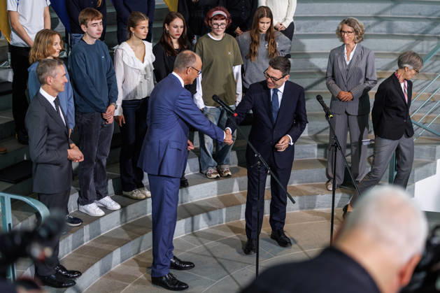 Austausch der Ratifizierungsurkunden des Kensington Vertrags durch den Bundeskanzler Friedrich Merz (CDU) und den Premierminister des Vereinigten Königreichs Großbritannien und Nordirland, Andrew Burnham Austausch der Ratifizierungsurkunden des Kensington Vertrags durch den Bundeskanzler Friedrich Merz (CDU) und den Premierminister des Vereinigten Königreichs Großbritannien und Nordirland, Andrew Burnham in Berlin am 08.10.2026. Berlin Berlin Deutschland Bundeskanzleramt