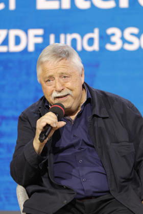 Frankfurt Impressionen 08.10.2026 Die 78. Frankfurter Buchmesse bietet für vieles eine Bühne hier Literaturbühne ARD BR Büchermagazin Wolf Biermann: Löscht das Feuer mit Benzin. Tagebücher. Über Verbot, Ausbürgerung und Mauerfall Moderation: Knut Cordsen Frankfurt (Main) Hessen Deutschland