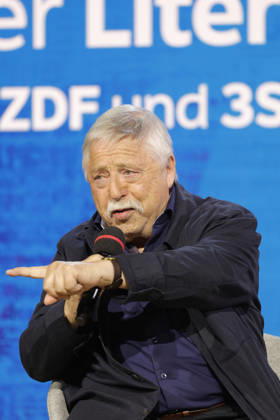 Frankfurt Impressionen 08.10.2026 Die 78. Frankfurter Buchmesse bietet für vieles eine Bühne hier ARD BR Büchermagazin Wolf Biermann: Löscht das Feuer mit Benzin. Tagebücher. Über Verbot, Ausbürgerung und Mauerfall Moderation: Knut Cordsen Frankfurt (Main) Hessen Deutschland