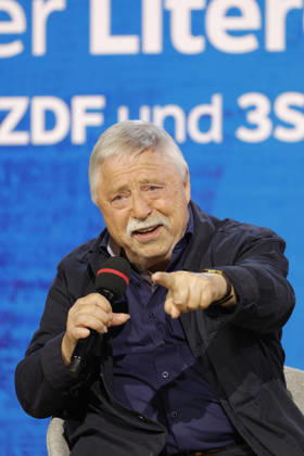 Frankfurt Impressionen 08.10.2026 Die 78. Frankfurter Buchmesse bietet für vieles eine Bühne hier ARD BR Büchermagazin Wolf Biermann: Löscht das Feuer mit Benzin. Tagebücher. Über Verbot, Ausbürgerung und Mauerfall Moderation: Knut Cordsen Frankfurt (Main) Hessen Deutschland