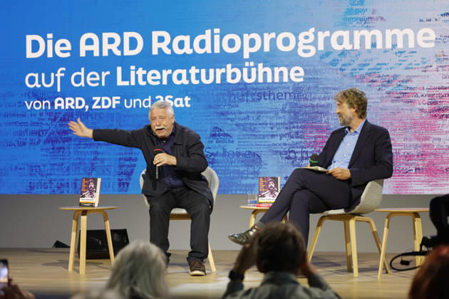 Frankfurt Impressionen 08.10.2026 Die 78. Frankfurter Buchmesse bietet für vieles eine Bühne hier Literaturbühne ARD BR Büchermagazin Wolf Biermann: Löscht das Feuer mit Benzin. Tagebücher. Über Verbot, Ausbürgerung und Mauerfall Moderation: Knut Cordsen Frankfurt (Main) Hessen Deutschland