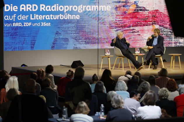 Frankfurt Impressionen 08.10.2026 Die 78. Frankfurter Buchmesse bietet für vieles eine Bühne hier Literaturbühne ARD BR Büchermagazin Wolf Biermann: Löscht das Feuer mit Benzin. Tagebücher. Über Verbot, Ausbürgerung und Mauerfall Moderation: Knut Cordsen Frankfurt (Main) Hessen Deutschland