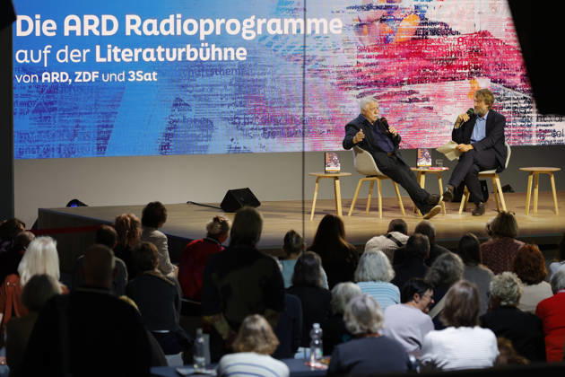 Frankfurt Impressionen 08.10.2026 Die 78. Frankfurter Buchmesse bietet für vieles eine Bühne hier ARD BR Büchermagazin Wolf Biermann: Löscht das Feuer mit Benzin. Tagebücher. Über Verbot, Ausbürgerung und Mauerfall Moderation: Knut Cordsen Frankfurt (Main) Hessen Deutschland