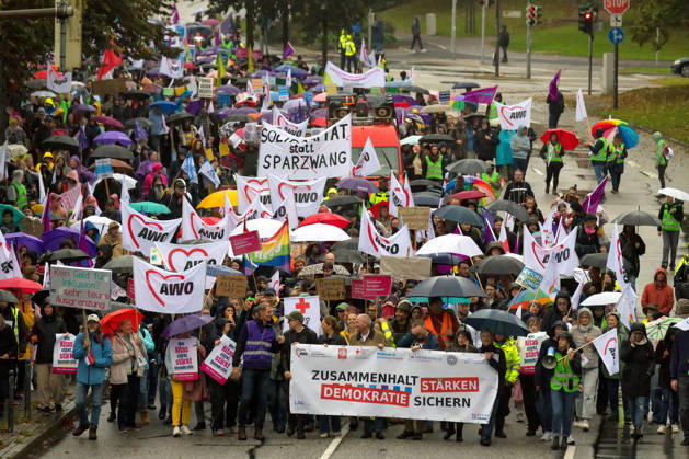 08.10.2026, Sozialstaatsdemonstration in Kiel Unter dem Motto Demokratie sichern - Zusammenhalt stärken haben die Wohlfahrtsverbände in Kiel zur Demonstration aufgerufen. Etwa 5000 Teilnehmer zogen nach der Eröffnungskundgebung vom Kieler Rathausplatz über den Düsternbrooker Weg zum Kieler Landeshaus Kiel Düsternbrooker Weg Schleswig-Holstein Deutschland