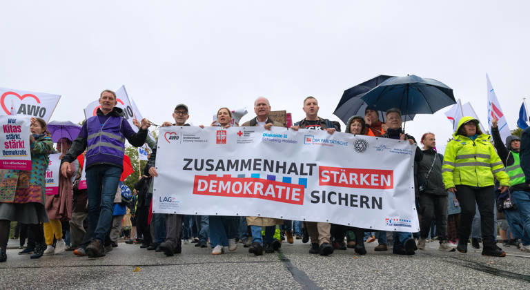 08.10.2026, Sozialstaatsdemonstration in Kiel Unter dem Motto Demokratie sichern - Zusammenhalt stärken haben die Wohlfahrtsverbände in Kiel zur Demonstration aufgerufen. Etwa 5000 Teilnehmer zogen nach der Eröffnungskundgebung vom Kieler Rathausplatz über den Düsternbrooker Weg zum Kieler Landeshaus Kiel Düsternbrooker Weg Schleswig-Holstein Deutschland