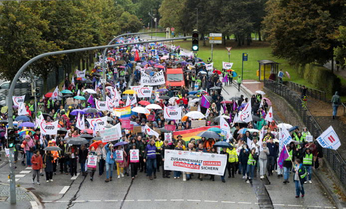 08.10.2026, Sozialstaatsdemonstration in Kiel Unter dem Motto Demokratie sichern - Zusammenhalt stärken haben die Wohlfahrtsverbände in Kiel zur Demonstration aufgerufen. Etwa 5000 Teilnehmer zogen nach der Eröffnungskundgebung vom Kieler Rathausplatz über den Düsternbrooker Weg zum Kieler Landeshaus Kiel Düsternbrooker Weg Schleswig-Holstein Deutschland
