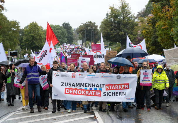 08.10.2026, Sozialstaatsdemonstration in Kiel Unter dem Motto Demokratie sichern - Zusammenhalt stärken haben die Wohlfahrtsverbände in Kiel zur Demonstration aufgerufen. Etwa 5000 Teilnehmer zogen nach der Eröffnungskundgebung vom Kieler Rathausplatz über den Düsternbrooker Weg zum Kieler Landeshaus Kiel Düsternbrooker Weg Schleswig-Holstein Deutschland