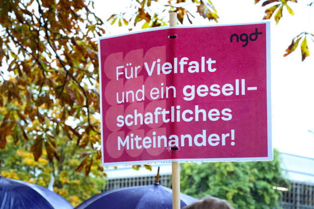 08.10.2026, Sozialstaatsdemonstration in Kiel Unter dem Motto Demokratie sichern - Zusammenhalt stärken haben die Wohlfahrtsverbände in Kiel zur Demonstration aufgerufen. Ein Schild mit Aufschrift Für Vielfalt und ein gesellschaftliches Miteinander Kiel Düsternbrooker Weg Schleswig-Holstein Deutschland