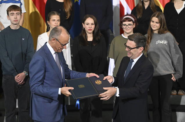 German Chancellor Friedrich Merz, British Prime Minister Andy Burnham attend Kensington Treaty ratification ceremony in Berlin BERLIN, GERMANY - OCTOBER 08: German Chancellor Friedrich Merz (L) and British Prime Minister Andy Burnham (R) exchange instruments of ratification of the Kensington Treaty during a ceremony at the Federal Chancellery in Berlin, Germany, on October 08, 2026. High school students also attend the ceremony. Halil Sagirkaya Anadolu Berlin Germany. Editorial use only. Please get in touch for any other usage. Copyright: x2026xAnadoluxHalilxSagirkayax