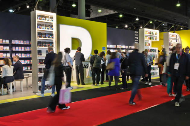 08.10.2026, Frankfurt am Main, DEU, Frankfurter Buchmesse. Besucher laufen am Piperstand vorbei