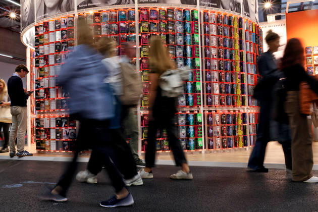 08.10.2026, Frankfurt am Main, DEU, Frankfurter Buchmesse. Besucher Laufen am Stand von Knaur vorbei
