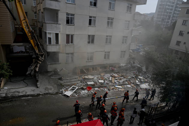 Partial collapse occurs in 7-story building in Istanbul s Maltepe district ISTANBUL, TURKIYE - OCTOBER 08: Search and rescue personnel, including firefighters, AFAD, UMKE, and police teams initiate a controlled demolition to safely reach three people trapped under rubble after the lower three floors of a seven-story residential building collapsed for undetermined reasons in the Maltepe district of Istanbul, Turkiye, on October 08, 2026. Ahmet Okatali Anadolu Istanbul Turkey. Editorial use only. Please get in touch for any other usage. Copyright: x2026xAnadoluxAhmetxOkatalix