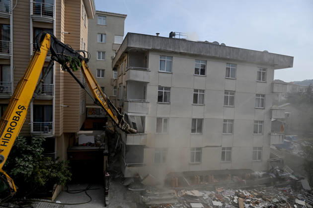 Partial collapse occurs in 7-story building in Istanbul s Maltepe district ISTANBUL, TURKIYE - OCTOBER 08: Search and rescue personnel, including firefighters, AFAD, UMKE, and police teams initiate a controlled demolition to safely reach three people trapped under rubble after the lower three floors of a seven-story residential building collapsed for undetermined reasons in the Maltepe district of Istanbul, Turkiye, on October 08, 2026. Ahmet Okatali Anadolu Istanbul Turkey. Editorial use only. Please get in touch for any other usage. Copyright: x2026xAnadoluxAhmetxOkatalix
