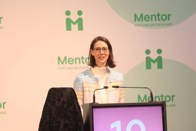 Königin Silvia von Schweden verleiht Preis auf der Insel Mainau Konstanz Mainau, 0810.2026 Ihre Majestät Königin Silvia von Schweden verleiht bei einem Festakt zum 10-jährigen Jubiläum der Mentor Stiftung Deutschland den Metorpreis Im Baden- Württemberg Germany Copyright: xMatthiasxGränzdörferx