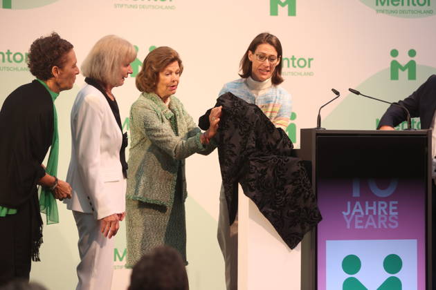 Känigin Silvia von Schweden verleiht Preis auf der Insel Mainau Konstanz Mainau, 0810.2026 Ihre Majestät Königin Silvia von Schweden verleiht bei einem Festakt zum 10-jährigen Jubiläum der Mentor Stiftung Deutschland den Metorpreis. Wärend der Verleiung fiel ihr der Presi herunder und auf die Füße der Preisträgerin. Im Baden- Württemberg Germany Copyright: xMatthiasxGränzdörferx