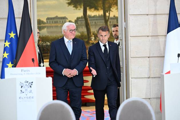 French And German Presidents Press Conference - Paris French President Emmanuel Macron and German President Frank Walter Steinmeier hold a joint press conference at the Elysee Palace in Paris, France on Undated. Photo by Eric Tschaen Pool ABACAPRESS.COM PARIS IDF France Copyright: xTschaenxEric Pool ABACAx