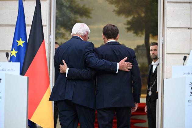 French And German Presidents Press Conference - Paris French President Emmanuel Macron and German President Frank Walter Steinmeier walk arm-in-arm after a joint press conference at the Elysee Palace in Paris, France on Undated. Photo by Eric Tschaen Pool ABACAPRESS.COM PARIS IDF France Copyright: xTschaenxEric Pool ABACAx