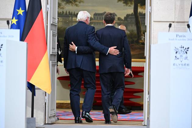 French And German Presidents Press Conference - Paris French President Emmanuel Macron and German President Frank Walter Steinmeier walk arm-in-arm after a joint press conference at the Elysee Palace in Paris, France on Undated. Photo by Eric Tschaen Pool ABACAPRESS.COM PARIS IDF France  Copyright: xTschaenxEric Pool ABACAx