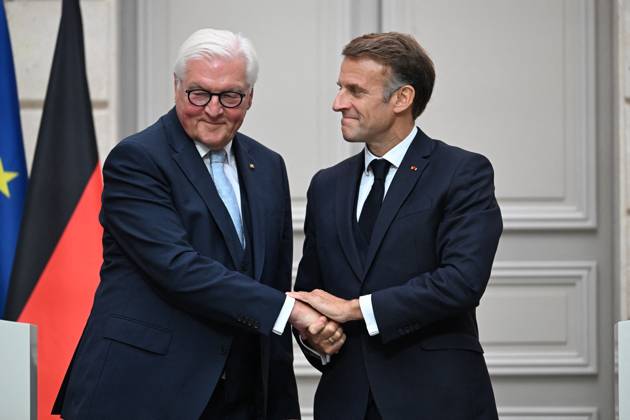 French And German Presidents Press Conference - Paris French President Emmanuel Macron and German President Frank Walter Steinmeier hold a joint press conference at the Elysee Palace in Paris, France on Undated. Photo by Eric Tschaen Pool ABACAPRESS.COM PARIS IDF France Copyright: xTschaenxEric Pool ABACAx