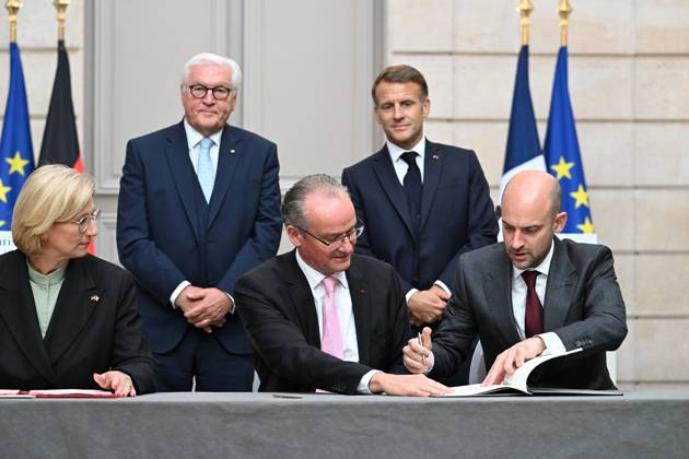 French And German Presidents Press Conference - Paris French President Emmanuel Macron and German President Frank Walter Steinmeier sign a Franco-German Youth Office agreement at the Elysee Palace in Paris, France on Undated. French Minister of Europe and Foreign Affairs Jean Noel Barrot, German Deputy Foreign Minister Gunther Krichbaum, and German Plenipotentiary for Cultural Affairs Anne Rehlinger participate in the signing. Photo by Eric Tschaen Pool ABACAPRESS.COM PARIS IDF France Copyright: xTschaenxEric Pool ABACAx