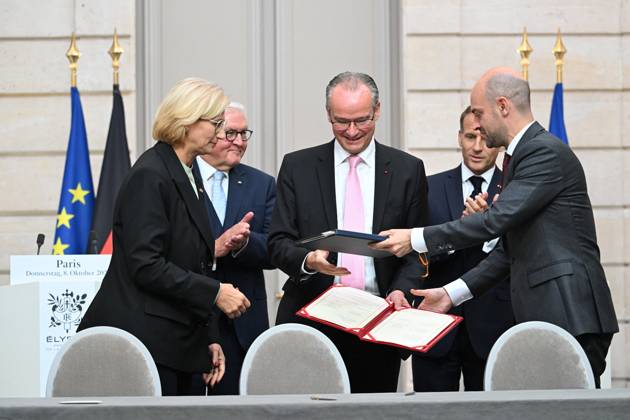 French And German Presidents Press Conference - Paris French President Emmanuel Macron and German President Frank Walter Steinmeier sign a Franco-German Youth Office agreement at the Elysee Palace in Paris, France on Undated. French Minister of Europe and Foreign Affairs Jean Noel Barrot, German Deputy Foreign Minister Gunther Krichbaum, and German Plenipotentiary for Cultural Affairs Anne Rehlinger participate in the signing. Photo by Eric Tschaen Pool ABACAPRESS.COM PARIS IDF France Copyright: xTschaenxEric Pool ABACAx
