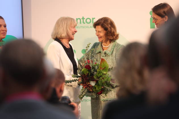 Känigin Silvia von Schweden verleiht Preis auf der Insel Mainau Konstanz Mainau, 0810.2026 Ihre Majestät Königin Silvia von Schweden verleiht bei einem Festakt zum 10-jährigen Jubiläum der Mentor Stiftung Deutschland den Metorpreis. Wärend der Verleiung fiel ihr der Presi herunder und auf die Füße der Preisträgerin. Im Baden- Württemberg Germany Copyright: xMatthiasxGränzdörferx