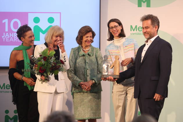 Känigin Silvia von Schweden verleiht Preis auf der Insel Mainau Konstanz Mainau, 0810.2026 Ihre Majestät Königin Silvia von Schweden verleiht bei einem Festakt zum 10-jährigen Jubiläum der Mentor Stiftung Deutschland den Metorpreis. Wärend der Verleiung fiel ihr der Presi herunder und auf die Füße der Preisträgerin. Im Baden- Württemberg Germany Copyright: xMatthiasxGränzdörferx