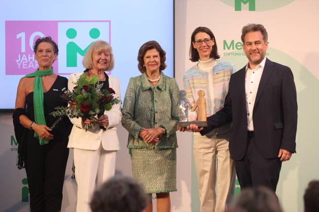 Känigin Silvia von Schweden verleiht Preis auf der Insel Mainau Konstanz Mainau, 0810.2026 Ihre Majestät Königin Silvia von Schweden verleiht bei einem Festakt zum 10-jährigen Jubiläum der Mentor Stiftung Deutschland den Metorpreis. Wärend der Verleiung fiel ihr der Presi herunder und auf die Füße der Preisträgerin. Im Baden- Württemberg Germany Copyright: xMatthiasxGränzdörferx