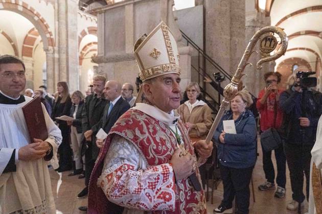 IPA89429956 - Milan, October 8, 26, Basilica of St. Ambrose, Eucharistic celebration marking the 25th anniversary of the Linate plane crash Pictured: Mario Delpini, Archbishop of Milan Copyright: xGiuliaxSciaccax xGiuliaxSciaccax IPA89429956