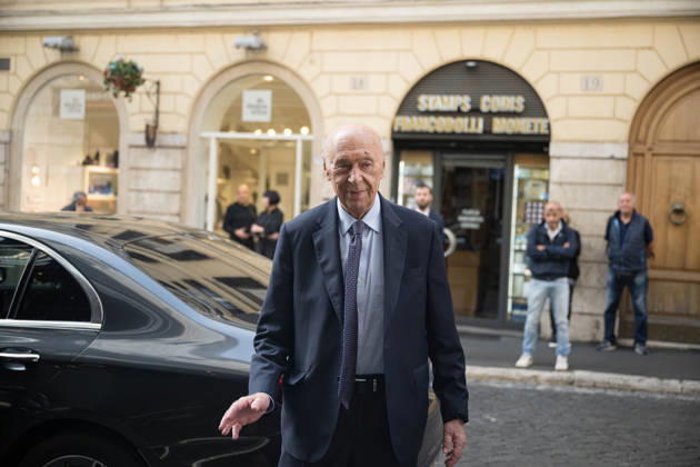 IPA89429581 - Journalist Paolo Mieli arriving at the Teatro Sistina for the celebrations marking the 150th anniversary of the *Corriere della Sera* in Rome, Italy, on October 8, 2026. Flavio Brancaleone Fotogramma Copyright: xFLAVIO_BRANCALONEx xx IPA89429581