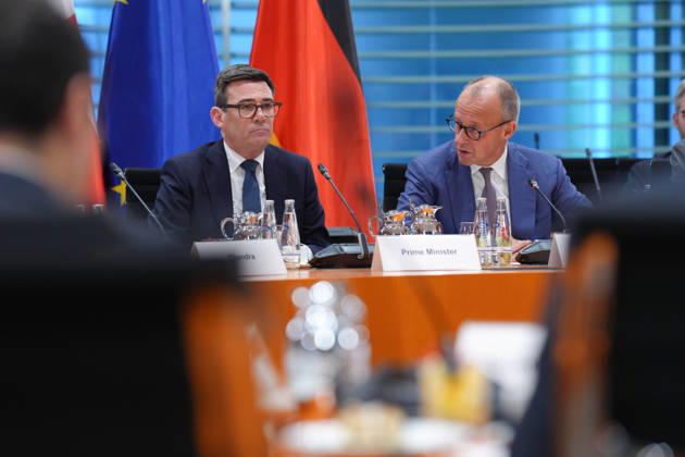Reginonales Wirtschaftsforum mit Bundeskanzler Merz und britischen Premierminister Andrew Burnham Bundeskanzler Friedrich Merz und Andrew Burnham der Premierminister des Vereinigten Königreichs Großbritannien und Nordirland beim Auftakt des gemeinsamen regionalen Wirtschaftsforum im Bundeskanzleramt, 08.10.2026 Berlin Berlin Deutschland