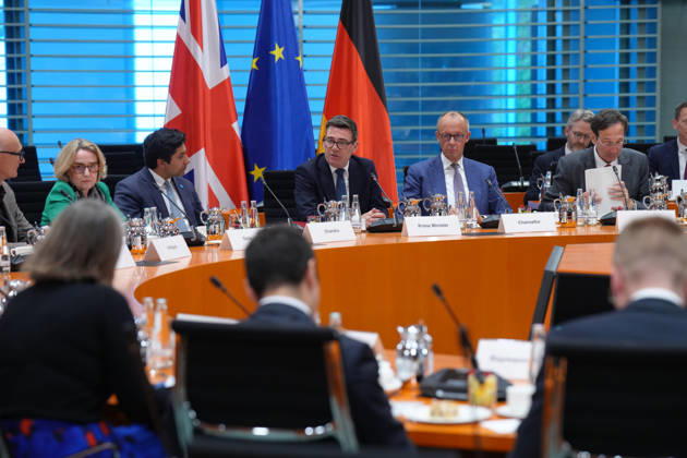 Reginonales Wirtschaftsforum mit Bundeskanzler Merz und britischen Premierminister Andrew Burnham Bundeskanzler Friedrich Merz und Andrew Burnham der Premierminister des Vereinigten Königreichs Großbritannien und Nordirland beim Auftakt des gemeinsamen regionalen Wirtschaftsforum im Bundeskanzleramt, 08.10.2026 Berlin Berlin Deutschland