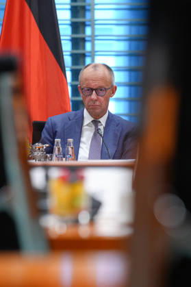 Reginonales Wirtschaftsforum mit Bundeskanzler Merz und britischen Premierminister Andrew Burnham Bundeskanzler Friedrich Merz mit Kamerablick beim Auftakt des gemeinsamen regionalen Wirtschaftsforum von Deutschland und Grossbritannien im Bundeskanzleramt, 08.10.2026 Berlin Berlin Deutschland