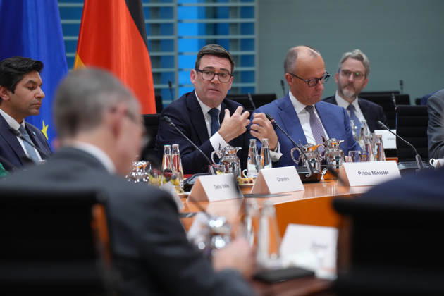 Reginonales Wirtschaftsforum mit Bundeskanzler Merz und britischen Premierminister Andrew Burnham Bundeskanzler Friedrich Merz und Andrew Burnham der Premierminister des Vereinigten Königreichs Großbritannien und Nordirland beim Auftakt des gemeinsamen regionalen Wirtschaftsforum im Bundeskanzleramt, 08.10.2026 Berlin Berlin Deutschland