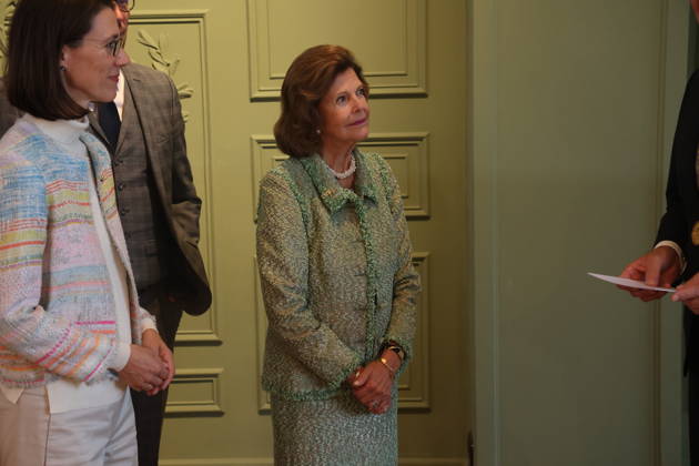 Königin Silvia von Schweden beucht Insel Mainau Konstanz Mainau, 08.10.2026 Ihre Majestät Königin Silvia von Schweden besucht die Insel Mainau be Konstanz. und schreibt sich uter anderen In das Goldene Buch der Stadt ein. Im foto Bettina Gräfin Bernadotte, I.M. Königin Silvia von Schweden Baden- Württemberg Germany Copyright: xMatthiasxGränzdörferx