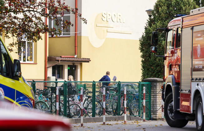 Stabbing attack at a primary school in Poland Photo: Wojciech Olkusnik East News Emergency services are seen at the site after a knife attack at the local primary school on October 8, 2026 in the village of Leszczydol-Nowiny in central Poland, approximately 60 km north-east of Warsaw. A 15-year-old school graduate entered the building armed with a knife and fatally stabbed the janitor and wounded two teachers trying to overpower him. According to the police the perpetrator was wearing a helmet with a camera and planned to record the attack. A day earlier a stabbing attack, where nine people were wounded, occurred in a vocational school in the town of Ostroleka, 50 km north of today s site. EN_01685559_0006