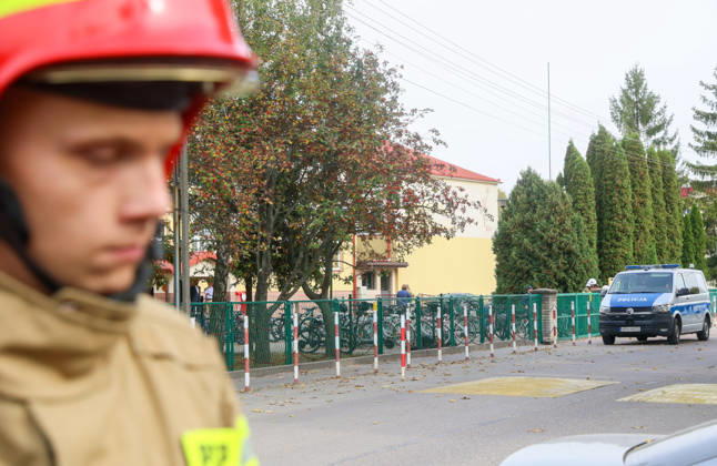 Stabbing attack at a primary school in Poland Photo: Wojciech Olkusnik East News Emergency services are seen at the site after a knife attack at the local primary school on October 8, 2026 in the village of Leszczydol-Nowiny in central Poland, approximately 60 km north-east of Warsaw. A 15-year-old school graduate entered the building armed with a knife and fatally stabbed the janitor and wounded two teachers trying to overpower him. According to the police the perpetrator was wearing a helmet with a camera and planned to record the attack. A day earlier a stabbing attack, where nine people were wounded, occurred in a vocational school in the town of Ostroleka, 50 km north of today s site. EN_01685559_0019