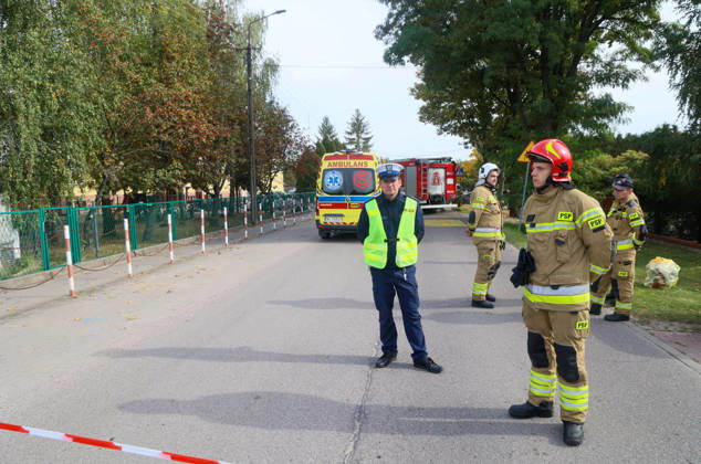Stabbing attack at a primary school in Poland Photo: Wojciech Olkusnik East News Emergency services are seen at the site after a knife attack at the local primary school on October 8, 2026 in the village of Leszczydol-Nowiny in central Poland, approximately 60 km north-east of Warsaw. A 15-year-old school graduate entered the building armed with a knife and fatally stabbed the janitor and wounded two teachers trying to overpower him. According to the police the perpetrator was wearing a helmet with a camera and planned to record the attack. A day earlier a stabbing attack, where nine people were wounded, occurred in a vocational school in the town of Ostroleka, 50 km north of today s site. EN_01685559_0021