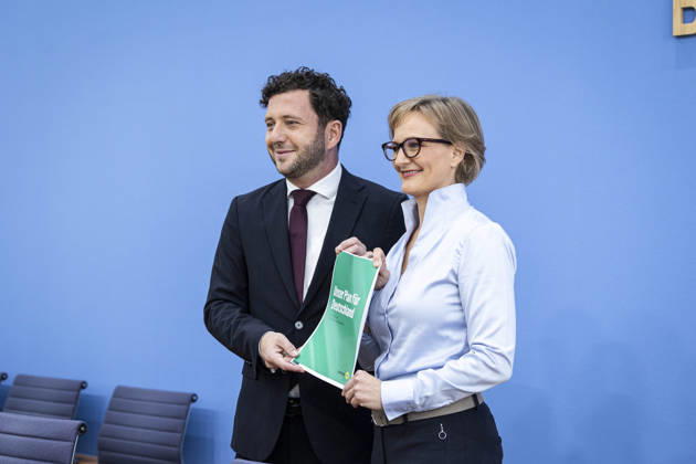 (R-L) Franziska Brantner, Co-Vorsitzende von Buendnis 90 Die Gruenen, und Felix Banaszak, Co-Vorsitzender von Buendnis 90 Die Gruenen, aufgenommen im Rahmen der Pressekonferenz zur Vorstellung des Leitantrages Unser Plan fuer Deutschland Berlin, 08.10.2026. Berlin Deutschland Copyright: xRubyxTilkornx