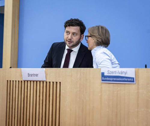 (R-L) Franziska Brantner, Co-Vorsitzende von Buendnis 90 Die Gruenen, und Felix Banaszak, Co-Vorsitzender von Buendnis 90 Die Gruenen, aufgenommen im Rahmen der Pressekonferenz zur Vorstellung des Leitantrages Unser Plan fuer Deutschland Berlin, 08.10.2026. Berlin Deutschland Copyright: xRubyxTilkornx