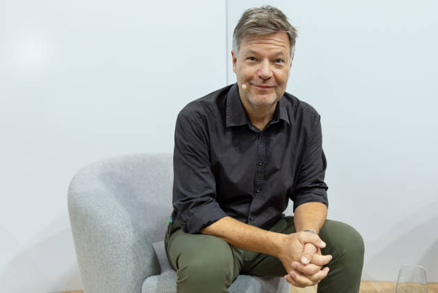 Buchmesse Frankfurt 2026 Robert Habeck stellt am Messestand von Thalia sein neues Buch Arctic Meltdown vor., Frankfurt am Main Hessen Deutschland Messegelände