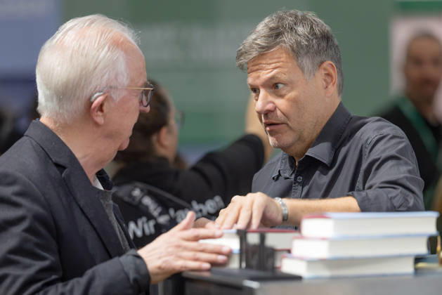 Buchmesse Frankfurt 2026 Robert Habeck signiert am Messestand von Thalia sein neues Buch Arctic Meltdown ., Frankfurt am Main Hessen Deutschland Messegelände