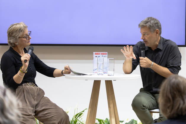 Robert Habeck auf der Frankfurter Buchmesse 2026 08.10.2026: Der ehemalige Bundeswirtschaftsminister und Vizekanzler Robert Habeck (Bündnis 90 Die Grünen) stellt am Donnerstag auf der Bühne der ZEIT im Rahmen der Frankfurter Buchmesse 2026 sein Buch Arctic Meltdown vor. Im Gespräch mit einer Moderatorin spricht Habeck vor Publikum über seine Veröffentlichung. Das Werk steht auf dem Tisch zwischen ihm und der Moderatorin. Frankfurt am Main Messe Hessen Deutschland