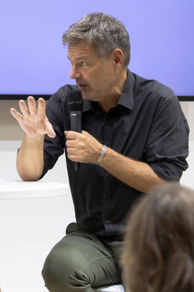 Robert Habeck auf der Frankfurter Buchmesse 2026 08.10.2026: Der ehemalige Bundeswirtschaftsminister und Vizekanzler Robert Habeck (Bündnis 90 Die Grünen) stellt am Donnerstag auf der Bühne der ZEIT im Rahmen der Frankfurter Buchmesse 2026 sein Buch Arctic Meltdown vor. Im Gespräch mit einer Moderatorin spricht Habeck vor Publikum über seine Veröffentlichung. Frankfurt am Main Messe Hessen Deutschland