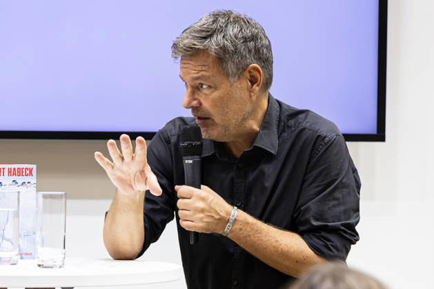 Robert Habeck auf der Frankfurter Buchmesse 2026 08.10.2026: Der ehemalige Bundeswirtschaftsminister und Vizekanzler Robert Habeck (Bündnis 90 Die Grünen) stellt am Donnerstag auf der Bühne der ZEIT im Rahmen der Frankfurter Buchmesse 2026 sein Buch Arctic Meltdown vor. Im Gespräch mit einer Moderatorin spricht Habeck vor Publikum über seine Veröffentlichung. Frankfurt am Main Messe Hessen Deutschland