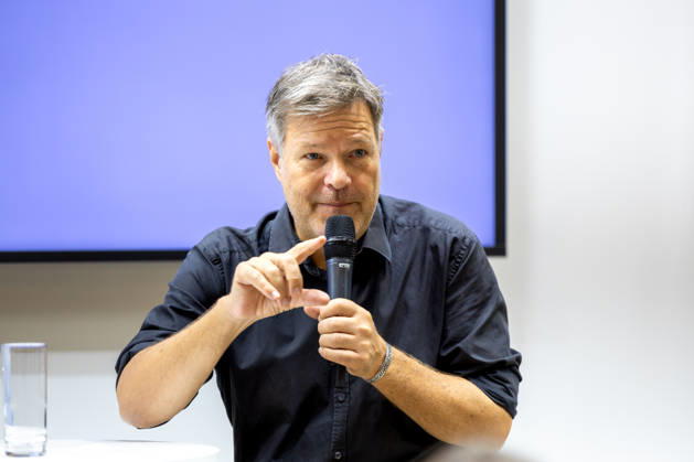 Robert Habeck auf der Frankfurter Buchmesse 2026 08.10.2026: Der ehemalige Bundeswirtschaftsminister und Vizekanzler Robert Habeck (Bündnis 90 Die Grünen) stellt am Donnerstag auf der Bühne der ZEIT im Rahmen der Frankfurter Buchmesse 2026 sein Buch Arctic Meltdown vor. Im Gespräch mit einer Moderatorin spricht Habeck vor Publikum über seine Veröffentlichung. Frankfurt am Main Messe Hessen Deutschland