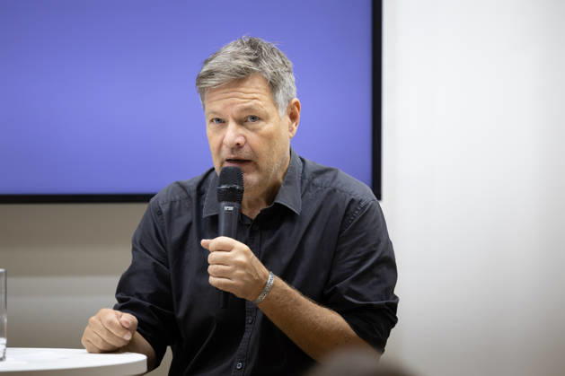 Robert Habeck auf der Frankfurter Buchmesse 2026 08.10.2026: Der ehemalige Bundeswirtschaftsminister und Vizekanzler Robert Habeck (Bündnis 90 Die Grünen) stellt am Donnerstag auf der Bühne der ZEIT im Rahmen der Frankfurter Buchmesse 2026 sein Buch Arctic Meltdown vor. Im Gespräch mit einer Moderatorin spricht Habeck vor Publikum über seine Veröffentlichung. Frankfurt am Main Messe Hessen Deutschland
