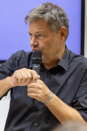 Robert Habeck auf der Frankfurter Buchmesse 2026 08.10.2026: Der ehemalige Bundeswirtschaftsminister und Vizekanzler Robert Habeck (Bündnis 90 Die Grünen) stellt am Donnerstag auf der Bühne der ZEIT im Rahmen der Frankfurter Buchmesse 2026 sein Buch Arctic Meltdown vor. Im Gespräch mit einer Moderatorin spricht Habeck vor Publikum über seine Veröffentlichung. Frankfurt am Main Messe Hessen Deutschland